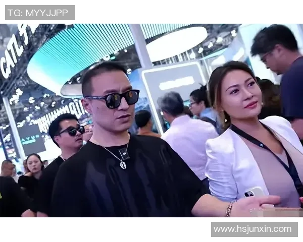 姚明与好友合照意外露顶瞬间引发网友热议与调侃