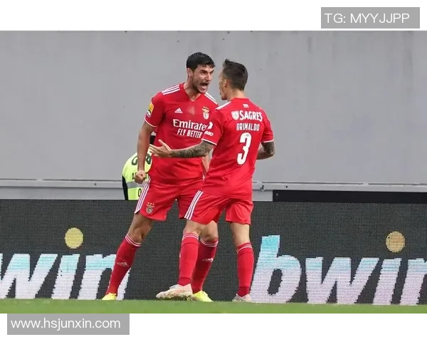 欧冠激战本菲卡与那不勒斯战成平局精彩瞬间引发全场欢呼