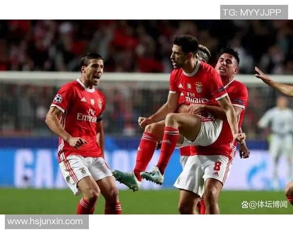 曼联在足总杯中以3-0战胜本菲卡帽子戏法点燃全场激情